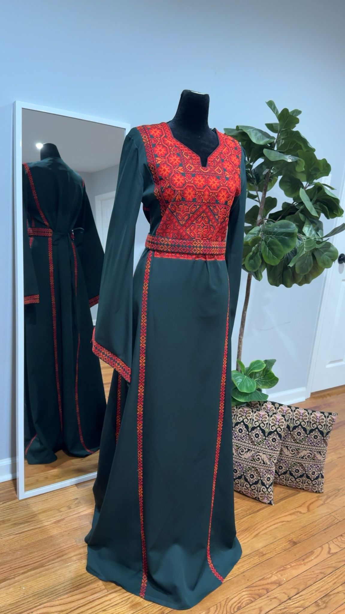 Simple and modern emerald green thoub 2025