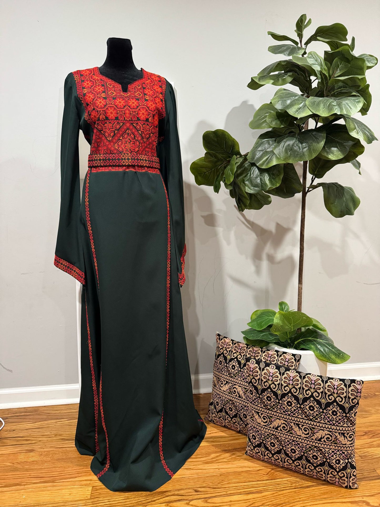 Simple and modern emerald green thoub 2025